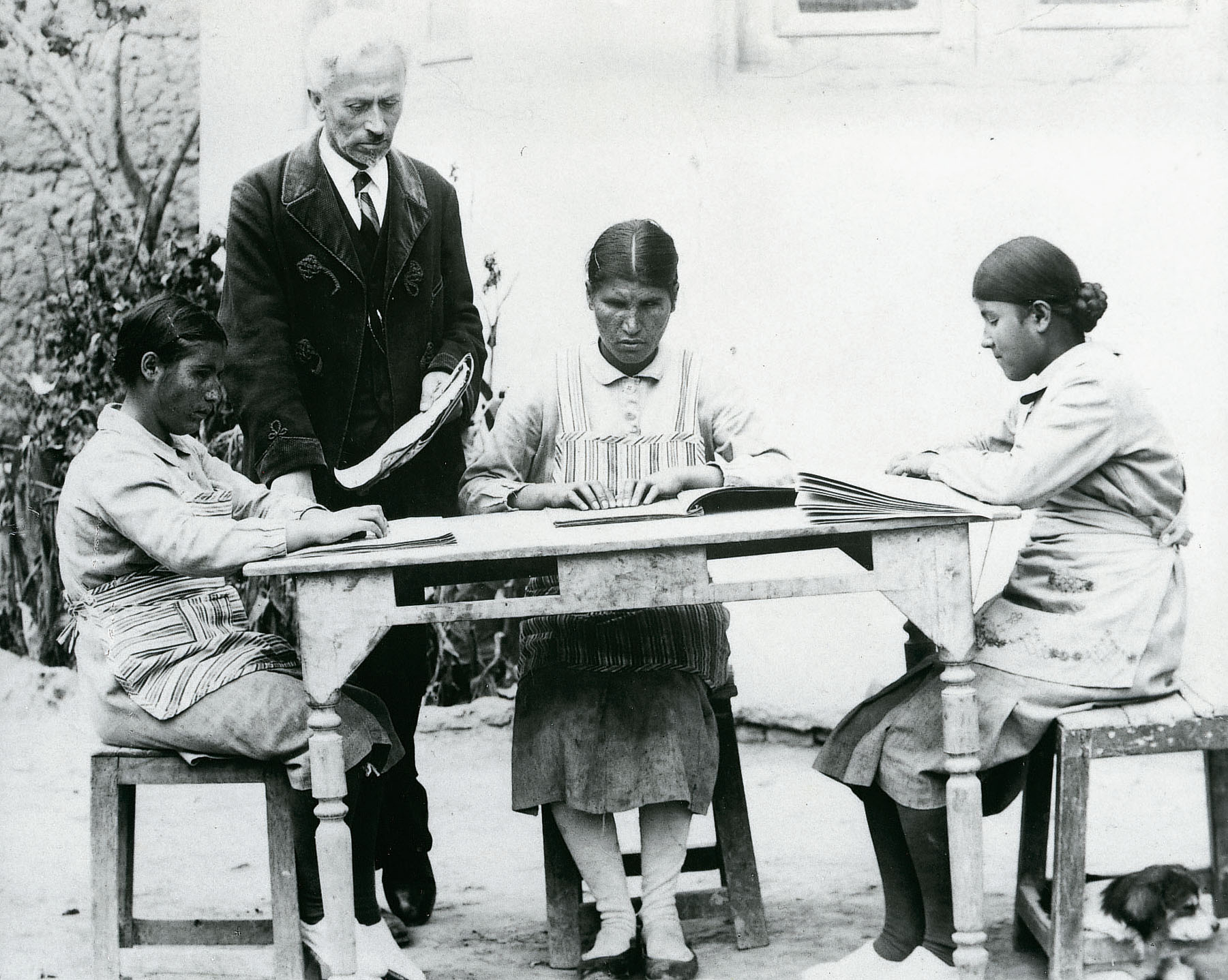 Ernst Jakob Christoffel bei der Arbeit mit blinden Frauen (1925).