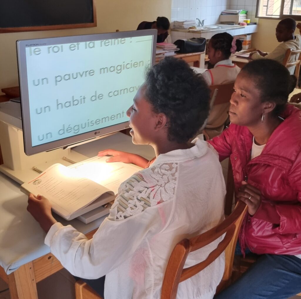 Élèves de l'école EPHATA, Madagascar, utilisant les aides auxiliaires