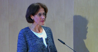 Diane Wolter ouvrant la conférence à l'Auditorium