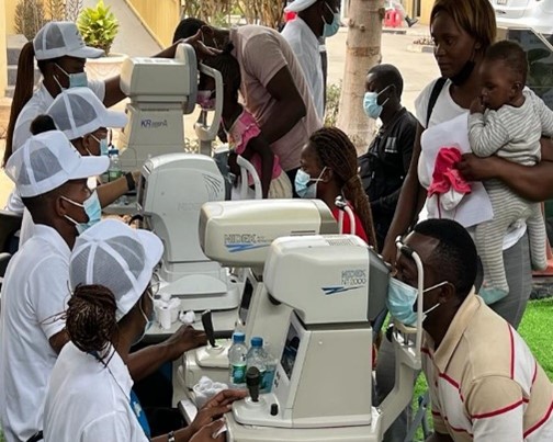 Ärzte, die draußen Sehtests an Patienten durchführen