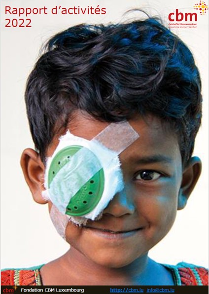 Garçon souriant avec cache-oeil