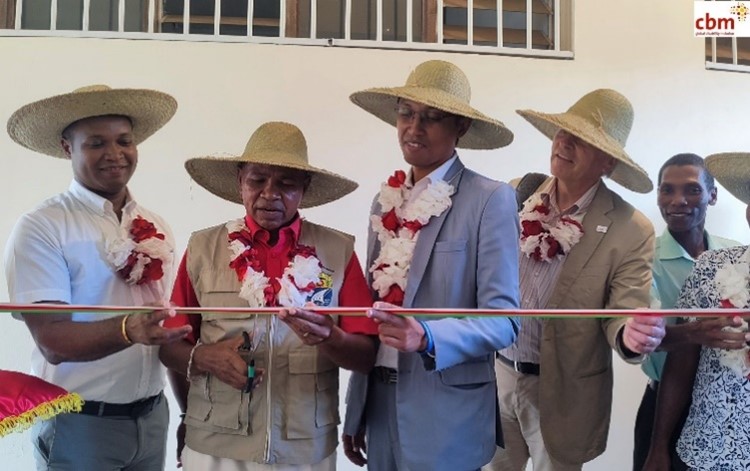 Quatre personnes ont coupé le ruban pour l'ouverture officielle de la nouvelle salle d'opération