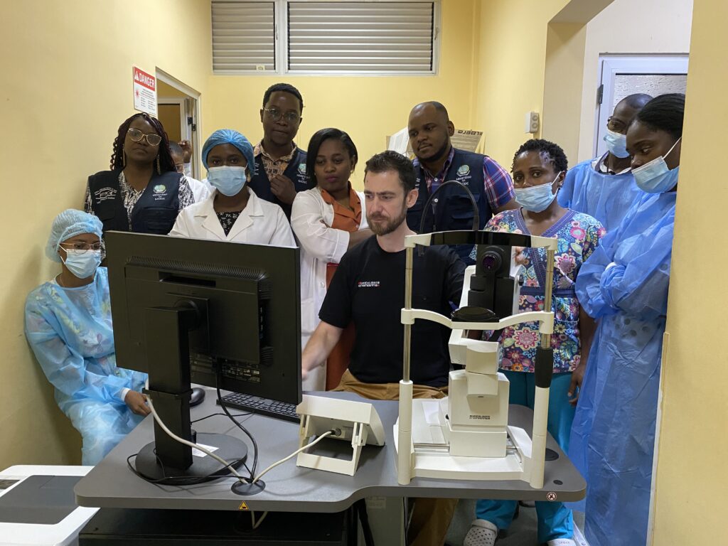 Ärzte schauen zu, wie ein Ingenieur das OCT einrichtet