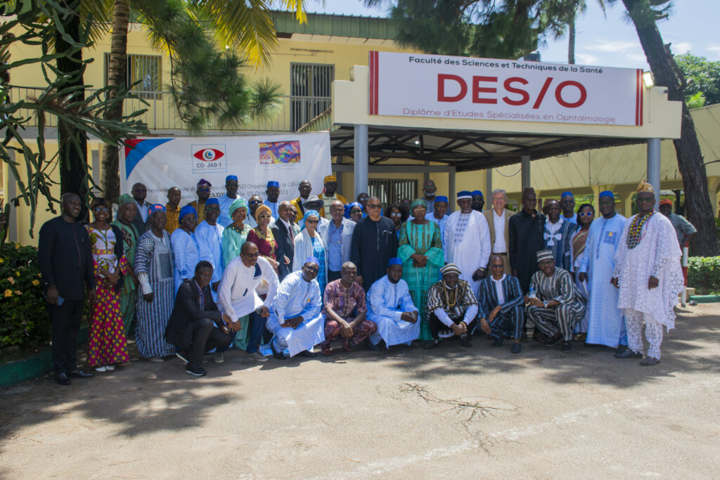 Dr. Ketema, Mitte, mit einer Gruppe beim DESSO-Projekt, Guinea