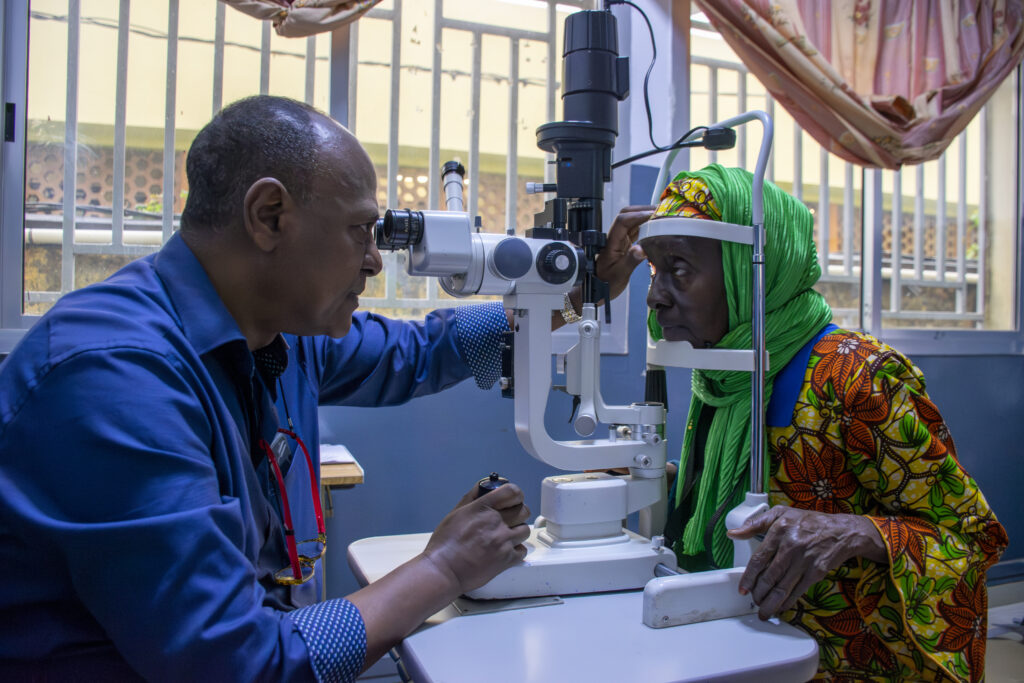 Dr. Ketema untersucht die Augen eines Patienten